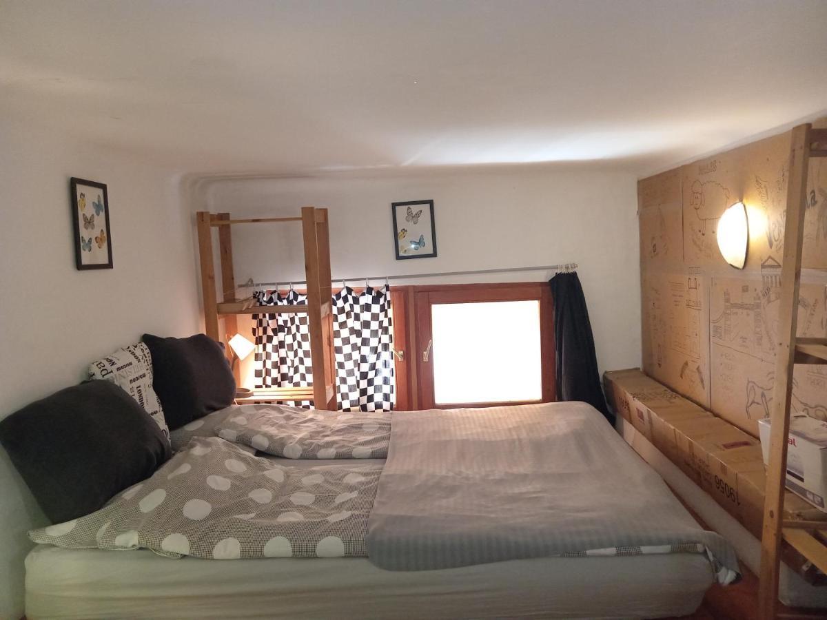 Apartment Cute In Center. Capsule Apartment! *